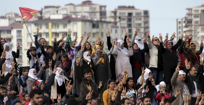 Los manifestantes kurdos levanta en brazo en señal de victoria para celebrar la fiesta de la primavera de Newroz en la ciudad dominada de Diyarbakir, Turquía.- REUTERS / Sertac Kayar