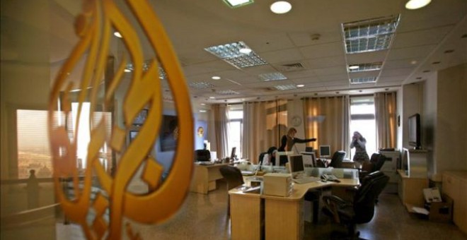 Periodistas de Al Jazeera, en las instalaciones de la cadena. EFE