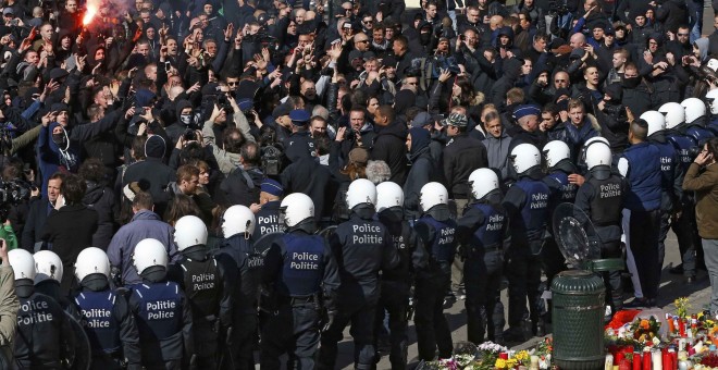 La policía belga rodea al grupo de ultraderecha que irrumpió en la plaza de la Bolsa de Bruselas. REUTERS/Yves Herman