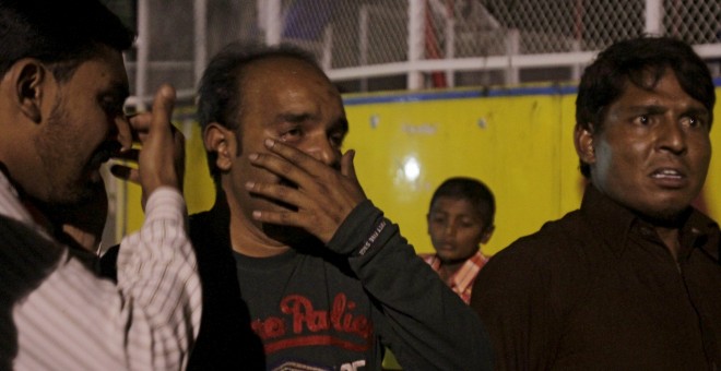 Un hombres llora la muerte de sus familiares después de una explosión en un parque público en Lahore, Pakistán .- REUTERS / Mohsin Raza