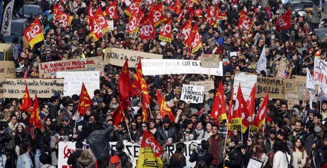 Trabajadores y estudiantes franceses en una manifestación contra de la  laboral francesa, en Marsella, Francia.- REUTERS / Jean-Paul Pelissier
