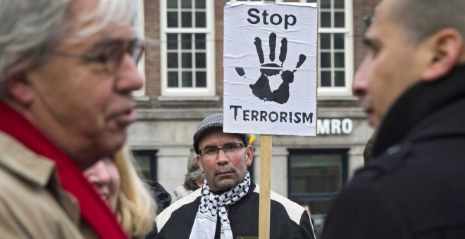 Activistas de varias organizaciones paraguas de mezquitas y musulmanes se congregan para mostrar su apoyo a las víctimas de los atentados de Bruselas en el Dam, Amsterdam. EFE