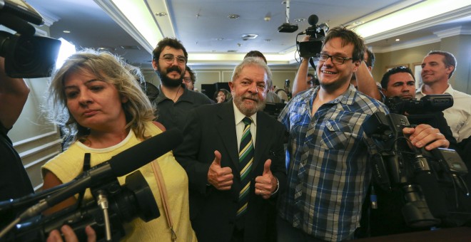 El expresidente brasileño Luiz Inácio Lula da Silva, posa para las fotos con algunos periodistas extranjeros tras la rueda de prensa celebrada en Sao Paulo (Brasil). EFE/Sebastião Moreira