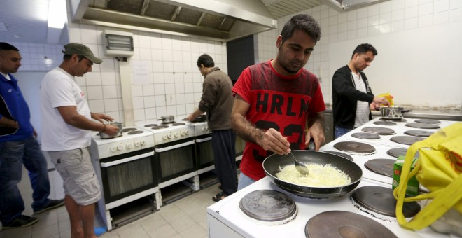 Varios refugiados cocinan en un hotel en Bautzen, Alemania, convertido en una casa para 240 solicitantes de asilo. REUTERS/Ina Fassbender