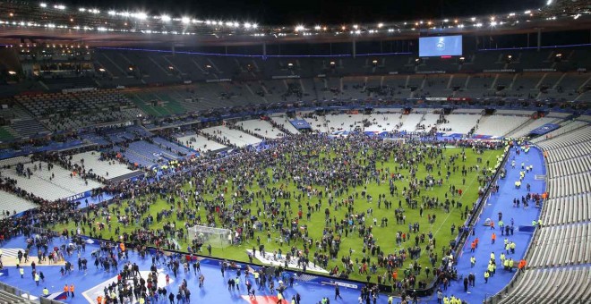 Todos los asistentes al Francia-Alemania del 13 de noviembre en el césped del estadio de Saint Denis.