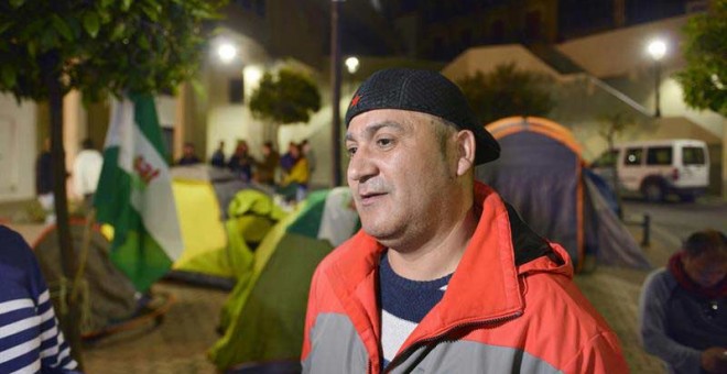 El concejal de Jaén en Común (JeC), Andrés Bódalo, espera su detención acampado en la Plaza Portillo de San Jerónimo, para entrar en prisión arropado por miembros del Sindicato Andaluz de los Trabajadores (SAT) y de Podemos../ JOSÉ MANUE PEDROSA (EFE)