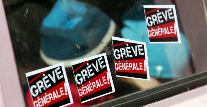 Pegatinas convocando a la huelga general contra la reforma laboral de Francia.- REUTERS