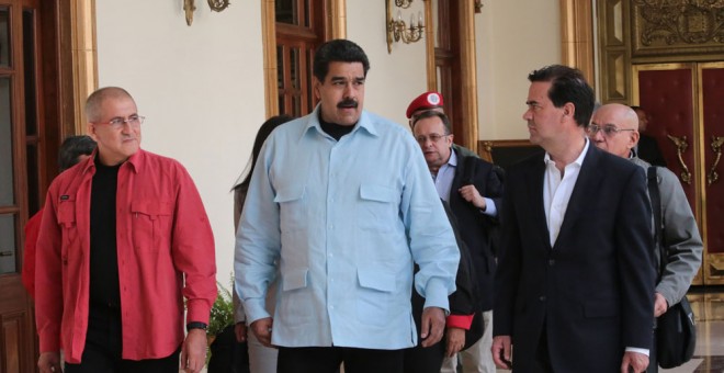 El presidente de Venezuela Nicolás Maduro habla con el delegado del equipo negociador del Gobierno Colombiano Frank Pearl y el jefe de la delegación del Ejército Nacional de Liberación Antonio García en Caracas. EFE