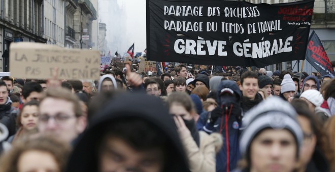 Universitarios franceses asisten a una manifestación en contra de la propuesta de la legislación laboral francesa. REUTERS