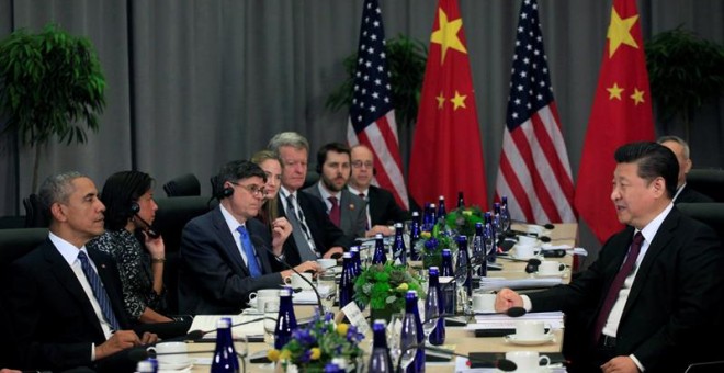 El presidente de Estados Unidos, Barack Obama (i), sostiene una reunión bilateral con su homólogo de China, Xi Jinping (d). /EFE