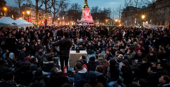 La policía desaloja por segunda noche a cientos de 'indignados' en París. /EFE