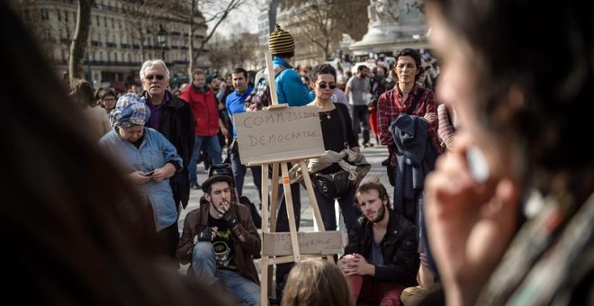 Jóvenes franceses se reúnen en asamblea en la Plaza de la República de París con la reforma laboral anunciada por el Gobierno galo.-  EFE/EPA/CHRISTOPHE PETIT TESSON