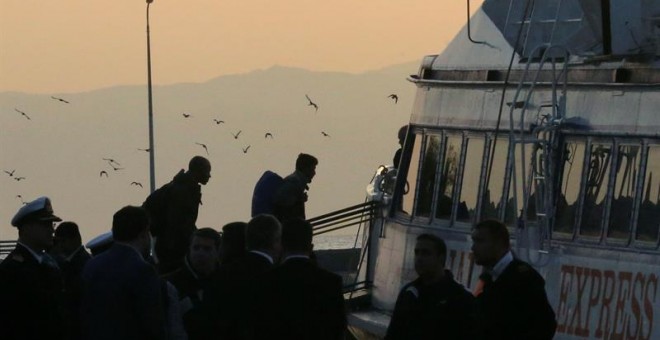 Varios solicitantes de asilo son conducidos por la Policía griega a un barco en el que serán deportados desde Lesbos a Turquía.- EFE/EPA/ORESTIS PANAGIOTOU