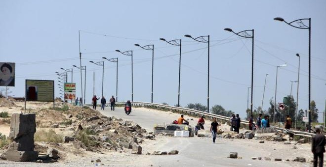 Un checkpoint conjunto del ejército y la policía iraquíes, tras ser atacado por un suicida cerca del puente de Muthana (Bagdad). AFP