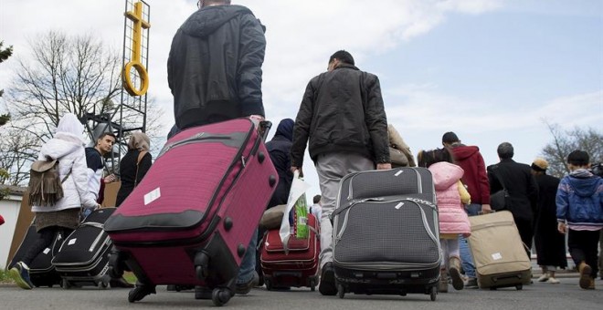 Varios refugiados sirios llegan al centro de primera acogida de la localidad de Friedland, Alemania. EFE/Swen Pfoertner