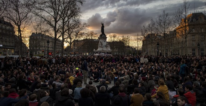 Vista general de los asistentes a un plantón del movimiento 'La Nuit Debout' (La Noche Arriba), en su cuarta noche consecutiva en París, Francia, para protestar contra la propuesta de reforma laboral, dirigida por la ministro francés del Trabajo, Myriam E