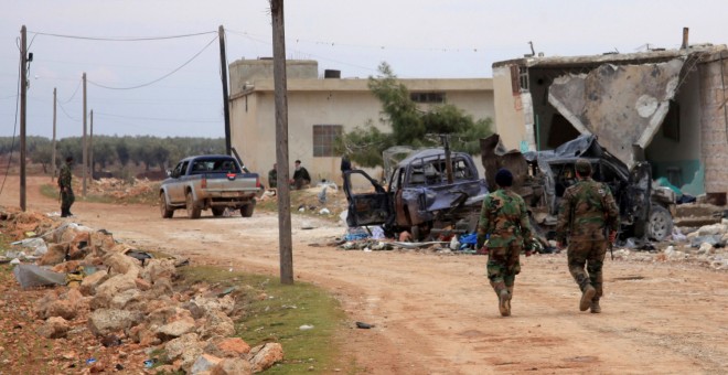 Las fuerzas del gobierno sirio patrullan la zona después de tomar el control de la localidad de Kiffin , en la periferia norte de la fortificada ciudad de Alepo en la carretera que conduce a Gaziantep , de las fuerzas de oposición el 11 de febrero de 2016