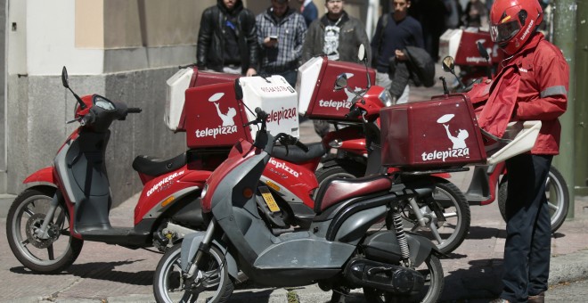 Un repartidor de un establecimiento de Telepizza, a punto de coger su moto. REUTERS/Andrea Comas