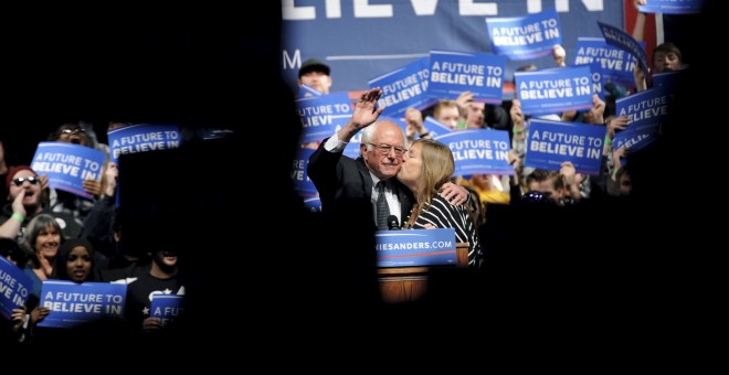 Sanders, con su mujer, tras su mitin en Wisconsin./ REUTERS