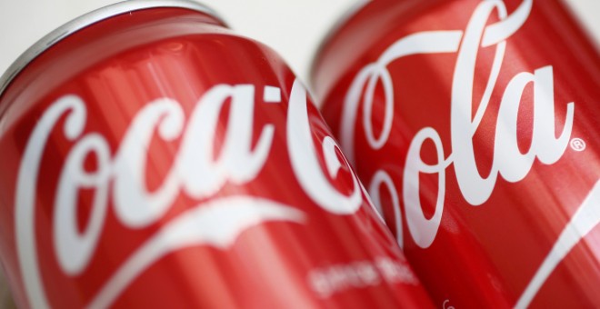 La embotelladora de Coca Cola lazan un plan de bajas para 120 trabajadores tras el ERE.- REUTERS
