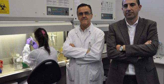 Los investigadores Manuel Ramírez Orellana y Javier García Castro en uno de los laboratorios de investigación del Hospital Niño Jesús. / HIUNJ