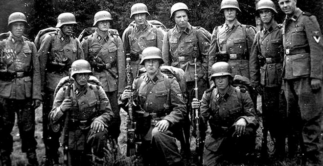 Edhard Mossack. A la derecha con galones de Cabo al frente de su unidad. Archivo de guerra