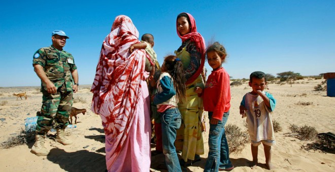 Un miembro de Minurso, la misión internacional de la ONU para el Sáhara Occidental, charla con un grupo de refugiados de la antigua colonia española. /un.org