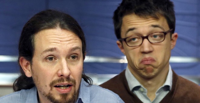 El líder de Podemos, Pablo Iglesias, junto al número dos, íñigo Errejón, durante la rueda de prensa que han ofrecido en el Congreso. EFE/Javier Lizón