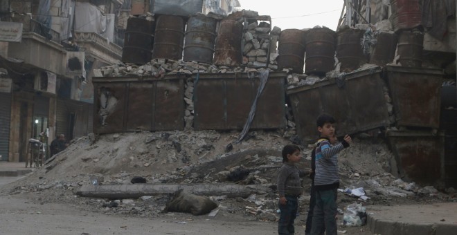 Dos niños sirios juegan junto a las barriacadas en las calles de Alepo. Archivo. REUTERS/Abdalrhman Ismail
