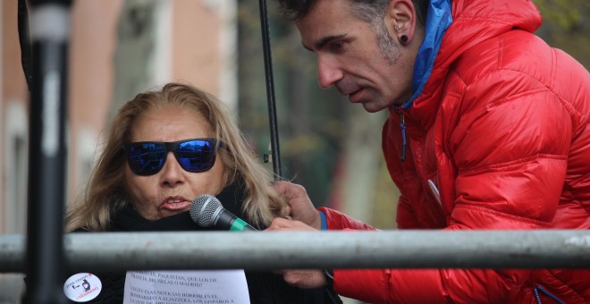 La madre y uno de los hermanos de José Couso, el periodista asesinado en Bagdag el 8 de abril de 2003. D. N.