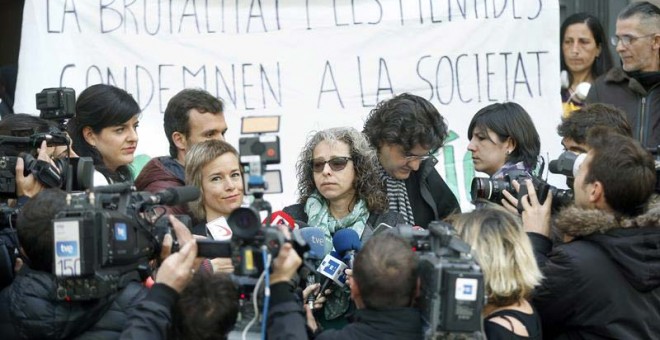 Esther Quintana atiende a los medios de comunicación a las puertas del tribunal. / ANDREU DALMAU (EFE)