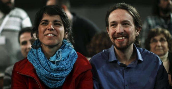 Teresa Rodríguez, junto a Pablo Iglesias. REUTERS