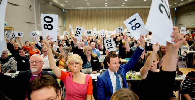 Los miembros de la Iglesia Luterana de Noruega votan sobre la legalización del matrimonio homosexual. REUTERS/Ole Martin