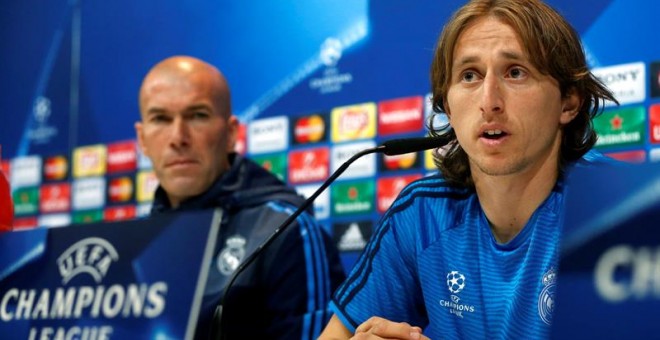 El entrenador del Real Madrid, el francés Zinedine Zidane (i), y el centrocampista croata Luka Modric. /EFE