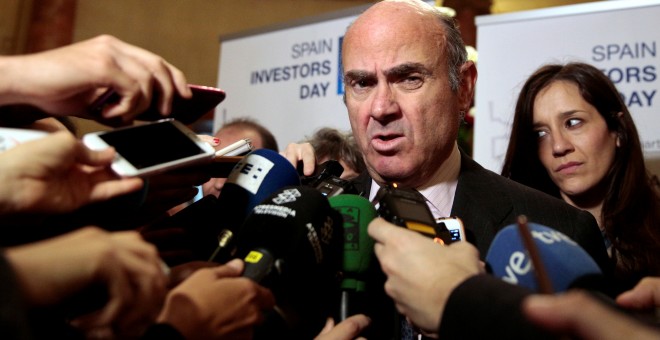 El ministro de Economía en funciones, Luis de Guindos, hace unas declaraciones a los periodistas a su llegada al 'Investors Day'. REUTERS/Andrea Comas
