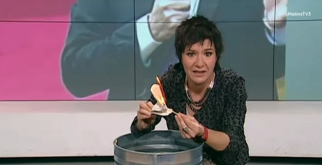 La periodista y escritora Empar Moliner quemando páginas de la Constitución Española en un programa de TV3.- YOUTUBE
