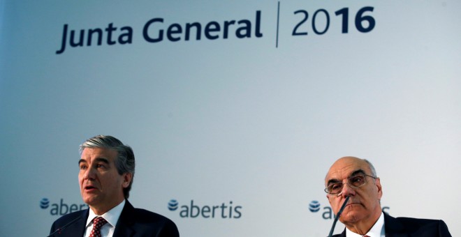 El vicepresidente y consejero delegado de Abertis, Francisco Reynes, con el presidente Salvador Alemany, en la junta de accionistas. REUTERS/Albert Gea