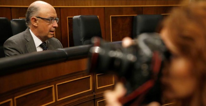 El ministro de Hacienda en funciones, Cristóbal Montoro, durante el pleno celebrado hoy en el Congreso de los Diputados