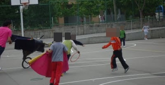 Los recreos del colegio Camón Aznar incluyen un concurso de recortadores con el carretón.