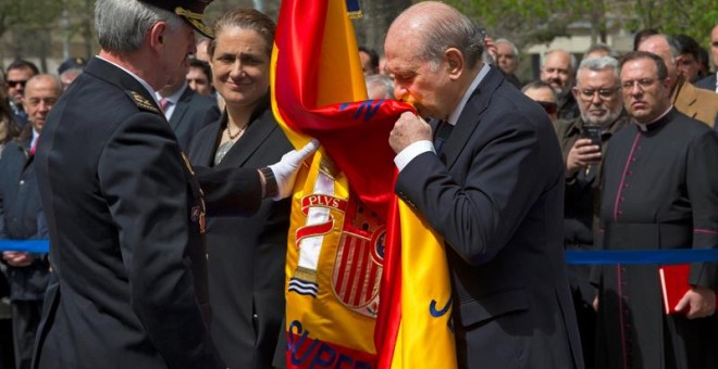 Fernández Díaz besa la bandera de España en un acto en Pamplona hace unos días. EFE/Villar López