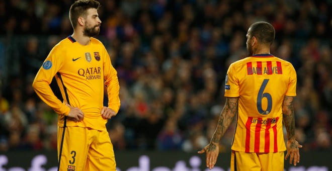 Piqué y Alves durante el partido contra el Atlético en el Camp Nou. Reuters / Albert Gea