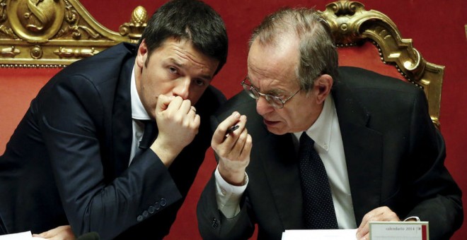 El primer ministro italiano, Matteo Renzi, con su ministro de Economía,  Pier Carlo Padoan, en el Parlamento. REUTERS