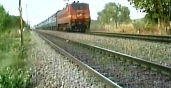 Tres jóvenes mueren al intentar hacerse un 'selfie' con un tren en la India