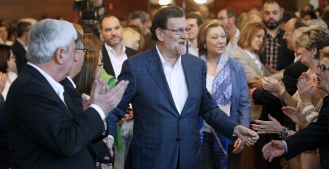 El jefe del Ejecutivo en funciones y presidente del PP, Mariano Rajoy, junto a la presidenta del partido en Aragón, Luisa Fernanda Rudi (c,d), a su llegada esta mañana a la convención del PP en Zaragoza. /EFE