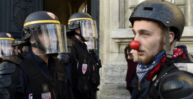 Policías franceses toman posiciones durante una manifestación de la 'Nuit Debout'. - AFP