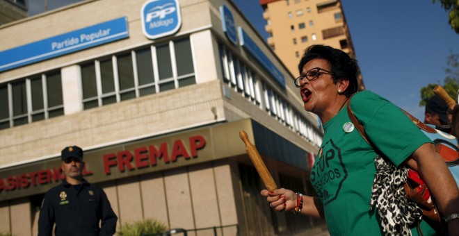 Cacerolada celebrada en Málaga frente a la sede del PP. REUTERS/Jon Nazca