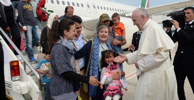 El papa Francisco junto al grupo de refugiados que viajó con él al Vaticano tras su visita a Lesbos. EFE