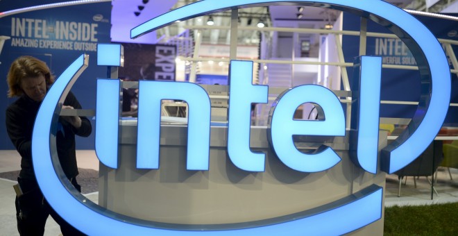 Un operario monta el logo del fabricantes de chips  Intel, en la feria tecnológica CeBIT de Hannover, el pasado marzo. REUTERS/Nigel Treblin