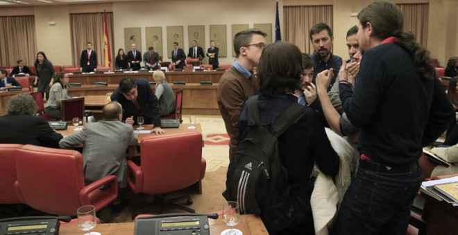 El líder de Podemos, Pablo Iglesias, conversa con diputados de su formación durante la constitución formalmente hoy de la Diputación Permanente del Congreso. EFE/Zipi