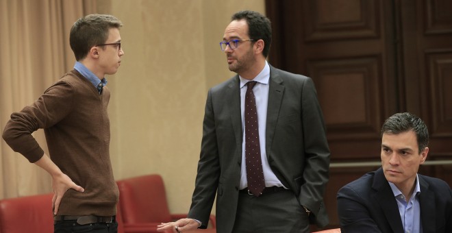 Los portavoces en el Congreso de Podemos, Íñigo Errejón, y del PSOE, Antonio Hernando, conversan junto al líder socialista, Pedro Sánchez, durante la constitución formalmente hoy de la Diputación Permanente del Congreso de los Diputados. EFE/Zipi